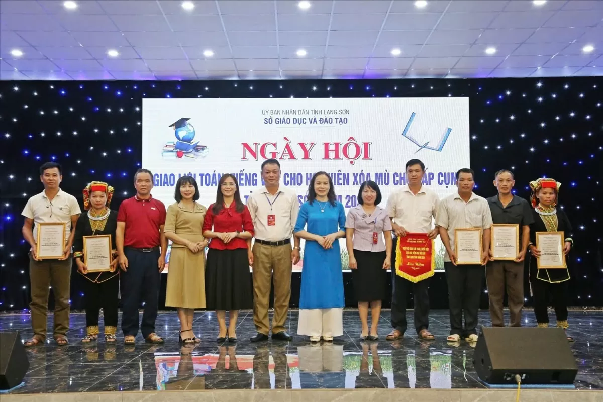 Lạng Sơn: đưa con chữ đến từng bản làng Lạng Sơn: đưa con chữ đến từng bản làng