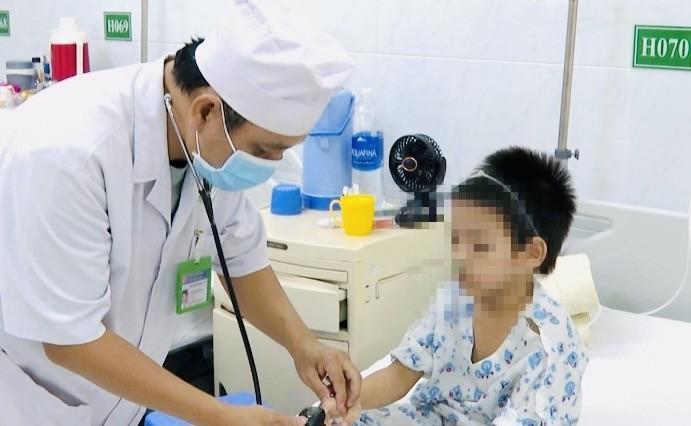 Điều trị bệnh sởi tại Bệnh viện Nhi đồng Đồng Nai (Ảnh: BND)