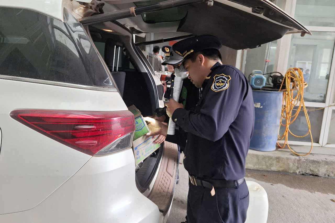 Lực lượng Hải quan kiểm tra kỹ hàng hóa vận chuyển trên xe. Ảnh: Trần Tuấn.