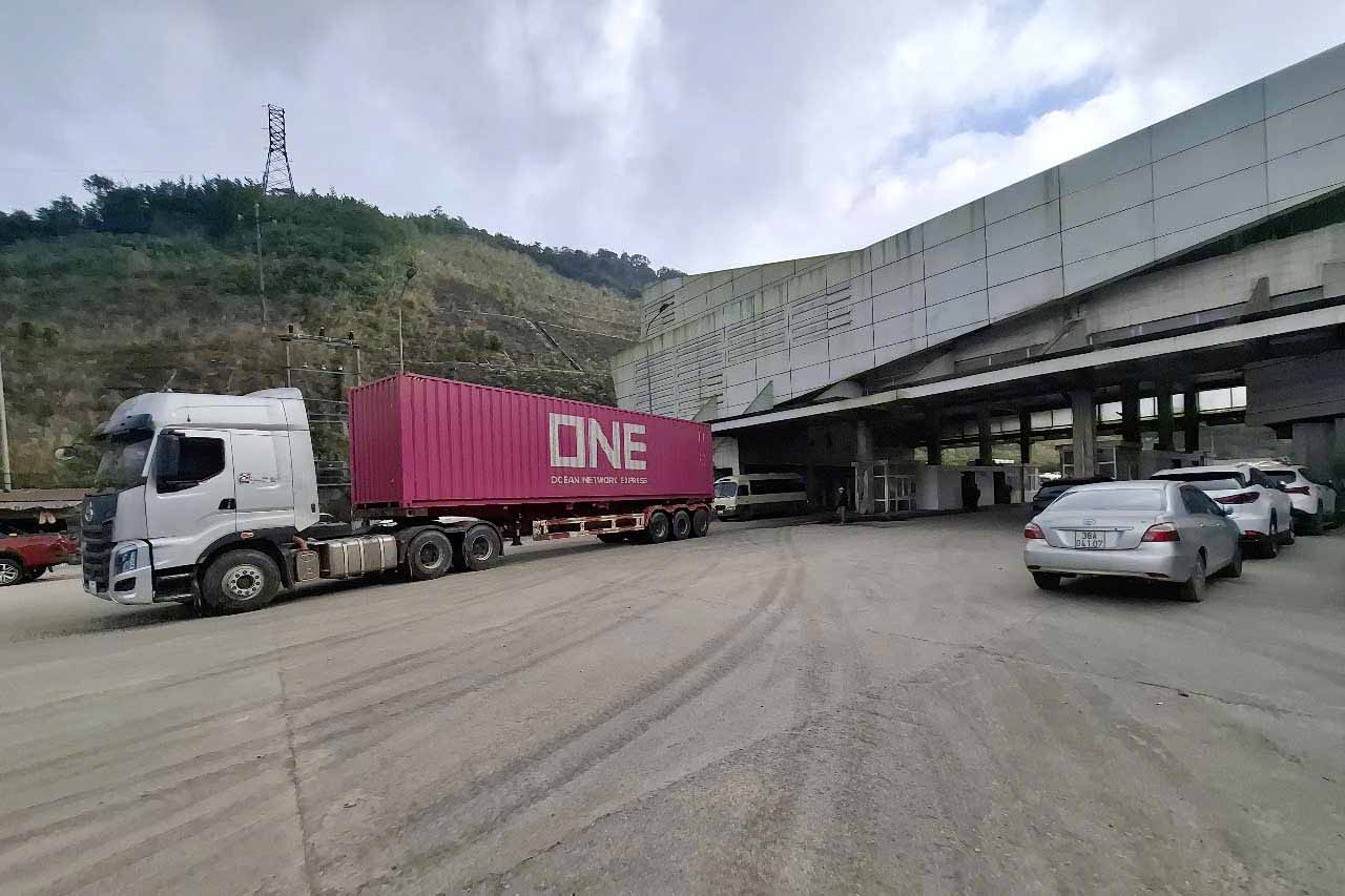 Phương tiện vận chuyển hàng hóa thông quan qua Cửa khẩu Quốc tế Cầu Treo. Ảnh: Trần Tuấn.
