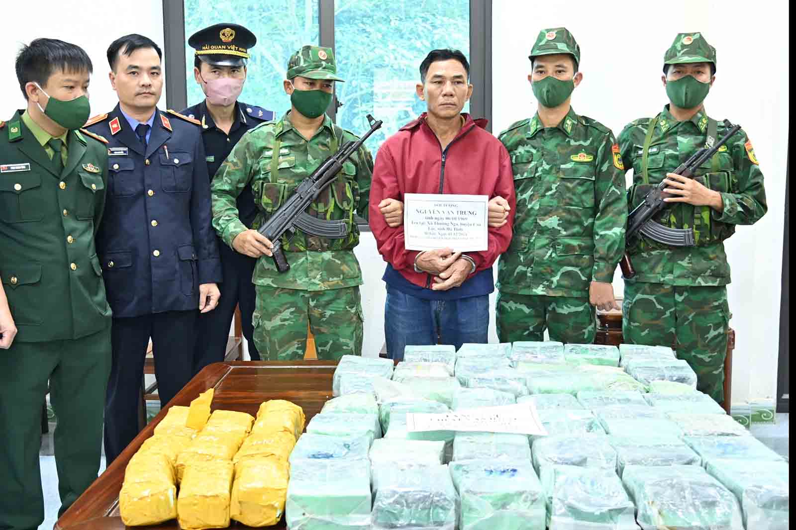 Đối tượng Trung “cắt rừng” vận chuyện 52kg ma túy tổng hợp vừa bị bắt giữ. Ảnh: Thanh Giang.