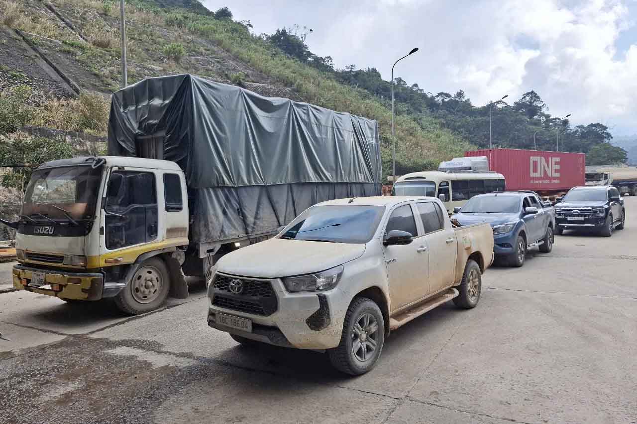 Cuối năm, phương tiện, hàng hóa qua lại ở Cửa khẩu Cầu Treo tăng dần. Ảnh: Trần Tuấn.