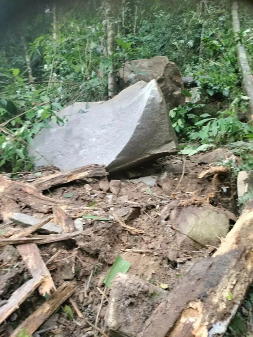 Những tảng đá lớn đổ xuống sau 2 trận động đất vừa qua, uy hiếp an toàn của người dân làng Tu Hon Những tảng đá lớn đổ xuống sau 2 trận động đất vừa qua, uy hiếp an toàn của người dân làng Tu Hon