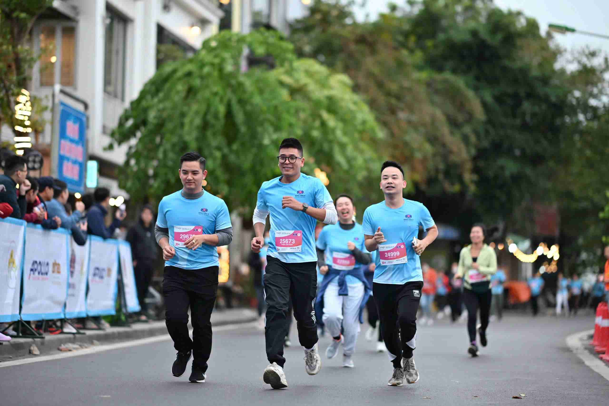 Mặc trời mưa rét các vận động viên vẫn tham gia