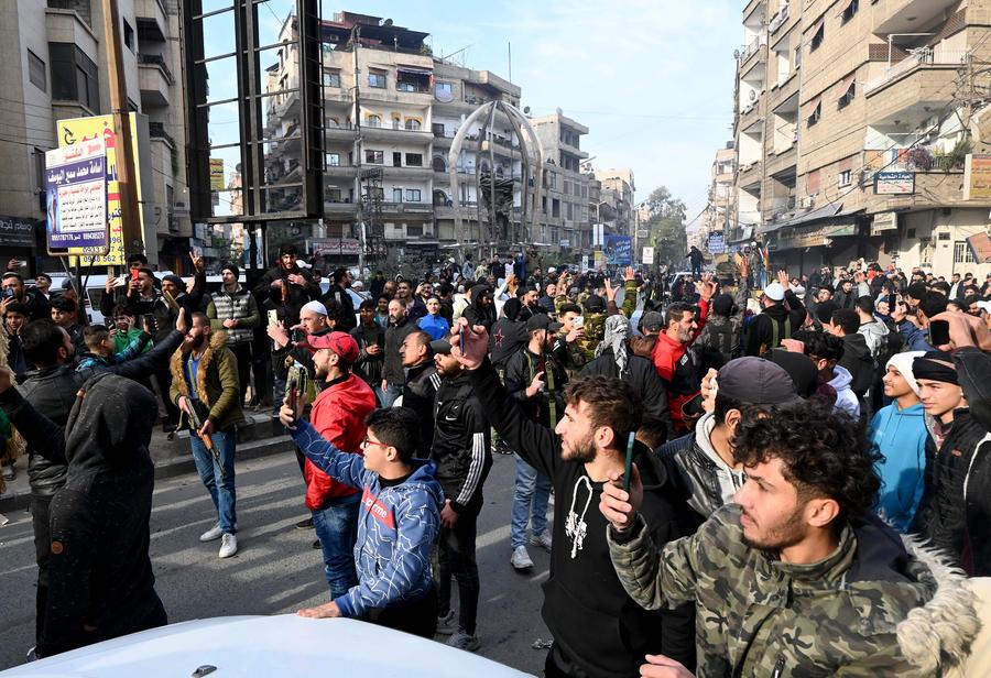 Người dân địa phương tập trung trên đường phố ở Damascus, Syria, ngày 8.12.2024. Ảnh: Xinhua
