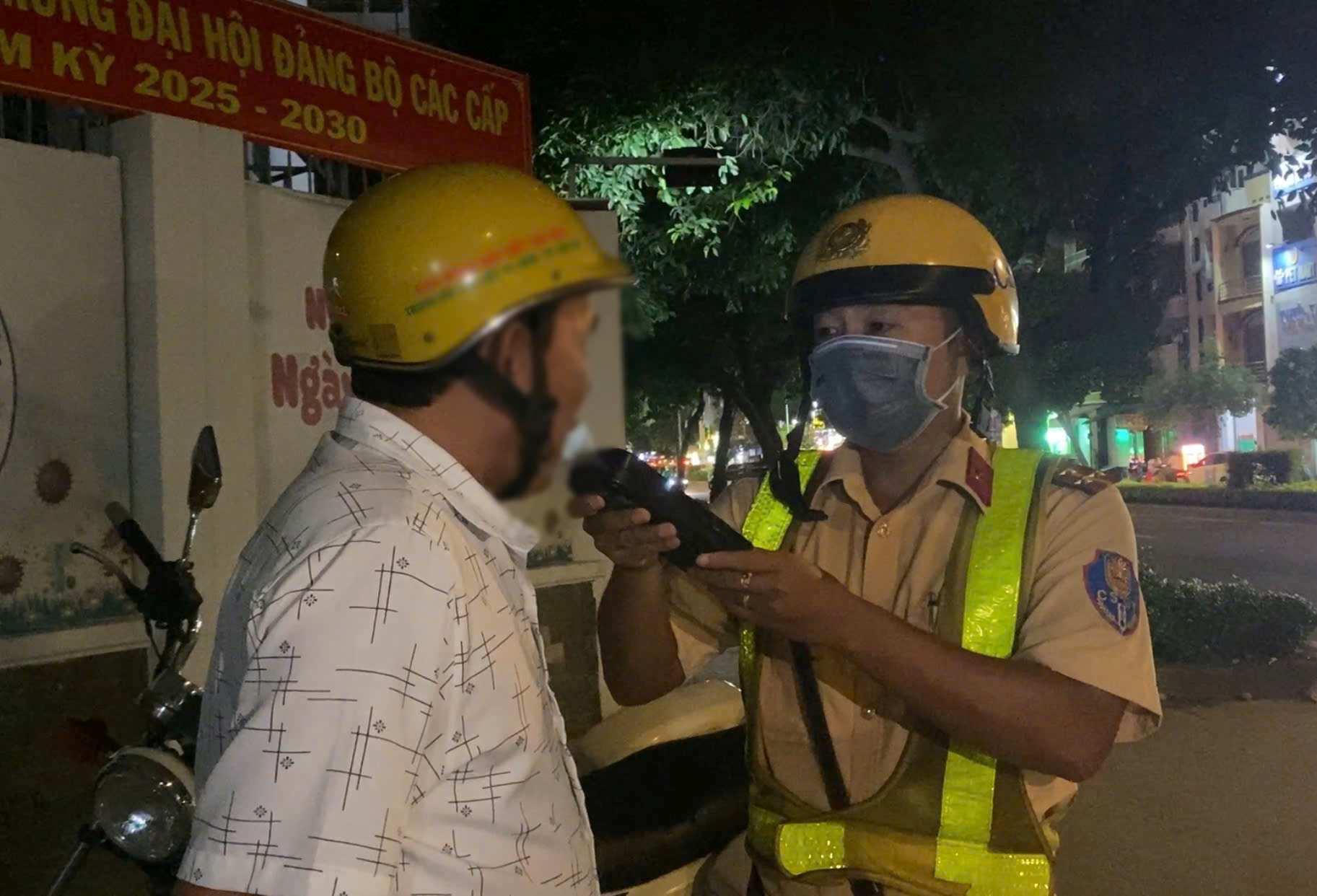 Đội CSGT – Trật tự Công an Quận 11 ra quân kiểm tra nồng độ cồn. Ảnh: Minh Tâm