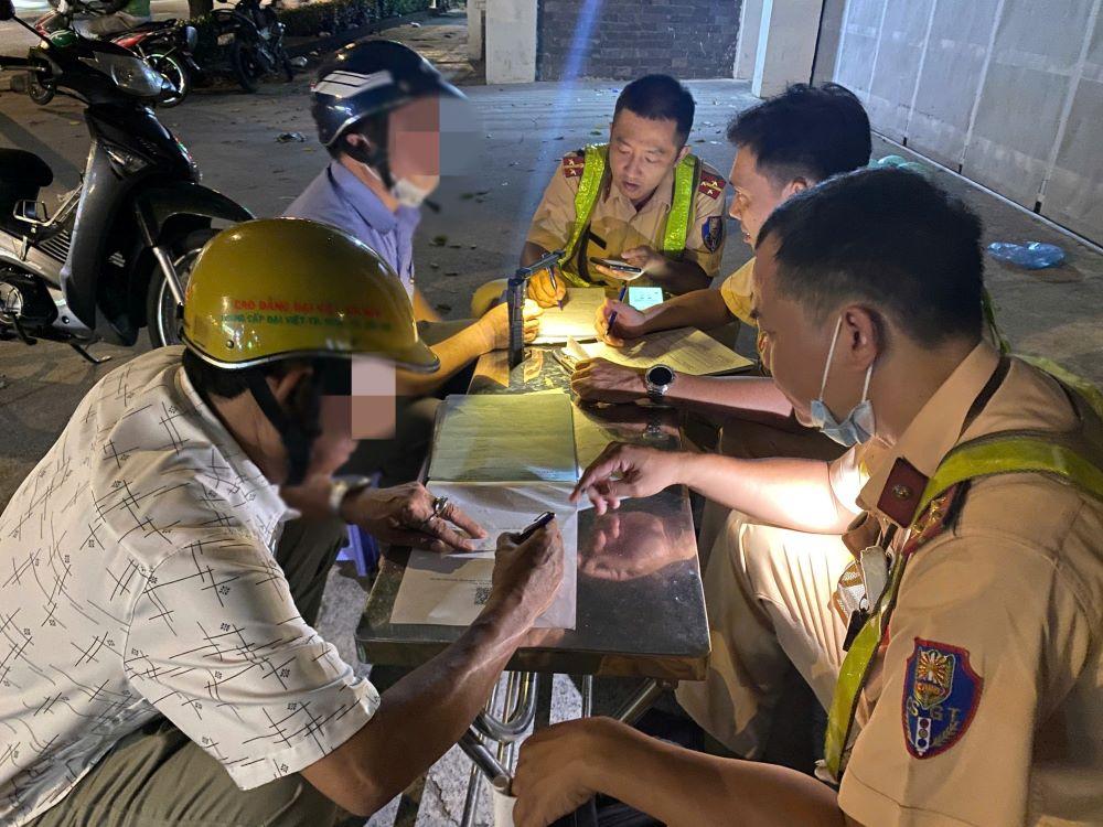 Nhiều trường hợp vi phạm nồng độ cồn bị lập biên bản xử phạt. Ảnh: Minh Tâm