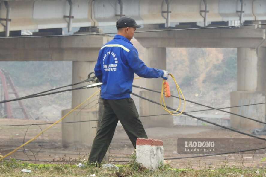 Phá dỡ cầu Phong Châu cũ để chuẩn bị mặt bằng xây cầu mới. Ảnh: Tô Công.