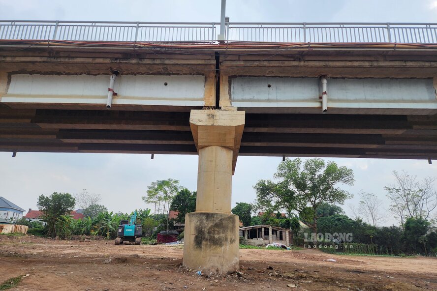 Phần cầu Phong Châu còn lại có khối lượng sắt thép rất lớn. Ảnh: Tô Công.