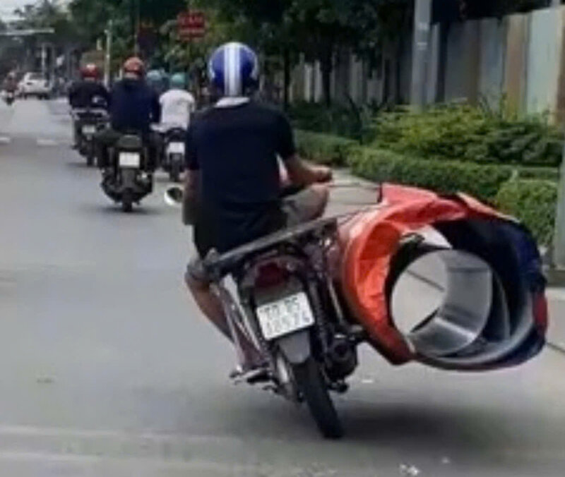 Nam thanh niên chở hàng như “làm xiếc“. Ảnh: Cắt từ clip
