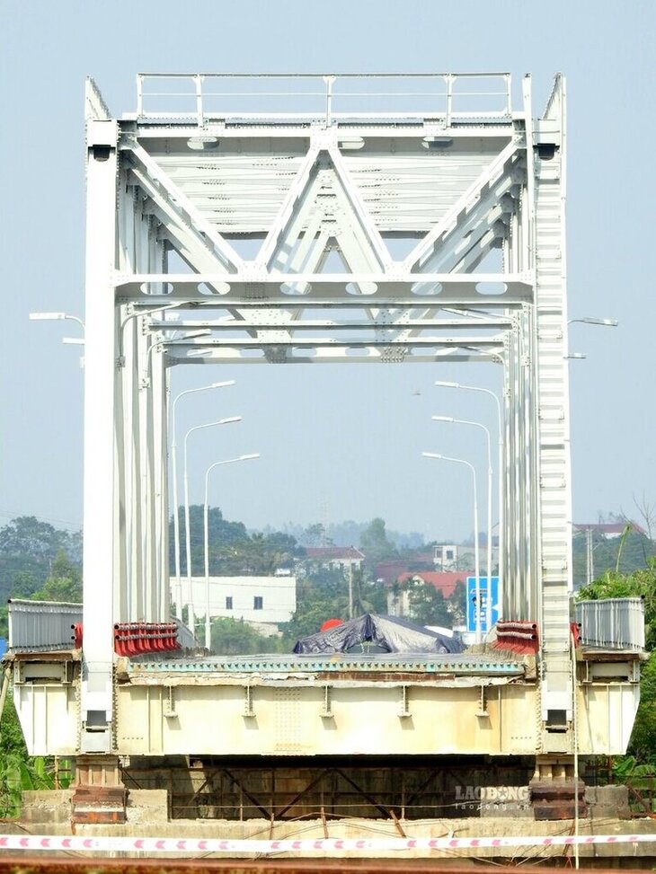 Còn nhiều cấu kiện cần phá dỡ. Ảnh: Tô Công.