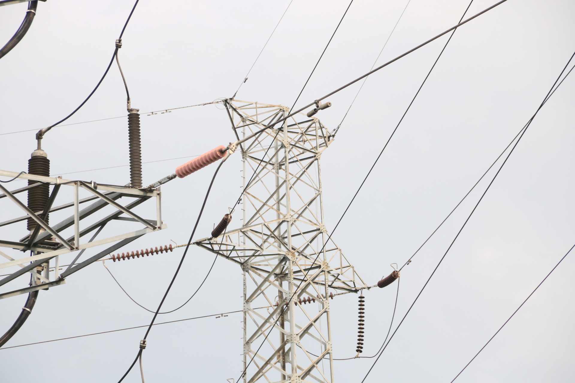 Việc cúp điện để sửa chữa bảo trì đường dây. Ảnh: Dương Bình