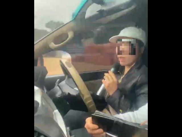 Xử lý nữ tài xế vừa lái ô tô vừa cầm mic hát karaoke