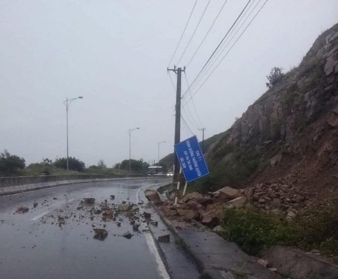 Mưa kéo dài làm sạt lở đá trên đèo Cù Hin ở Nha Trang