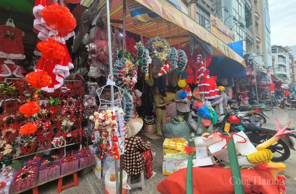 Năm nay các cửa hàng đều trưng bày nhiều mẫu mã đa dạng để thu hút khách hàng. Năm nay các cửa hàng đều trưng bày nhiều mẫu mã đa dạng để thu hút khách hàng.