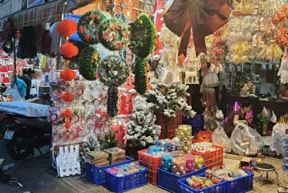 Lượng khách đến tham quan và mua sắm đồ trang trí khá thưa thớt. Lượng khách đến tham quan và mua sắm đồ trang trí khá thưa thớt.