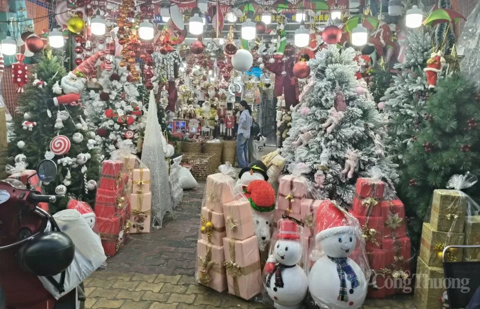 Đường Hải Thượng Lãn Ông được biết đến như là “thủ phủ” bán đồ trang trí mùa Giáng sinh. Đường Hải Thượng Lãn Ông được biết đến như là “thủ phủ” bán đồ trang trí mùa Giáng sinh.