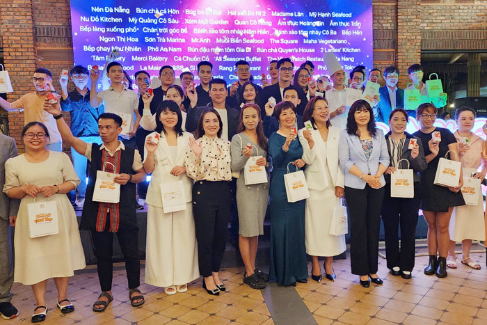 Các nhà hàng tại Đà Nẵng nhận con dấu, sẵn sàng chờ đón du khách đến trải nghiệm và nhận quà tặng. Ảnh: Nguyên Thi