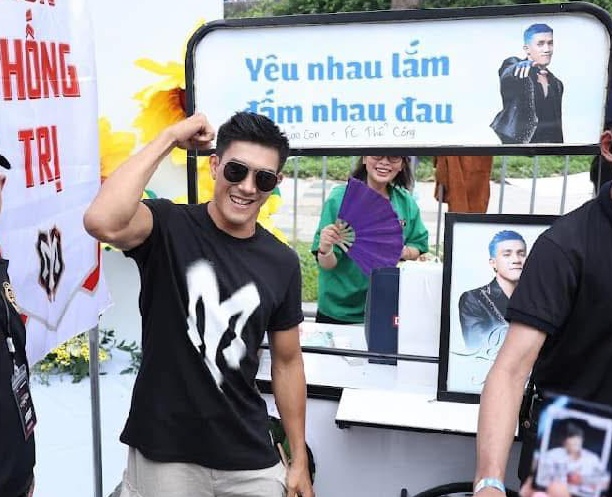 Võ sư Duy Nhất được người hâm mộ chuẩn bị xe đồ ăn, tặng quà trong concert ở TP HCM. Ảnh: Nhân vật cung cấp