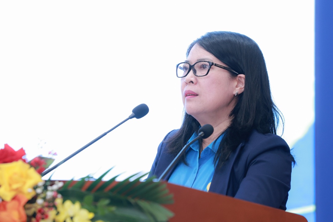 Chủ tịch LĐLĐ tỉnh Đồng Nai Nguyễn Thị Như Ý tham luận về công tác chăm lo Tết. Ảnh: Hải Nguyễn
