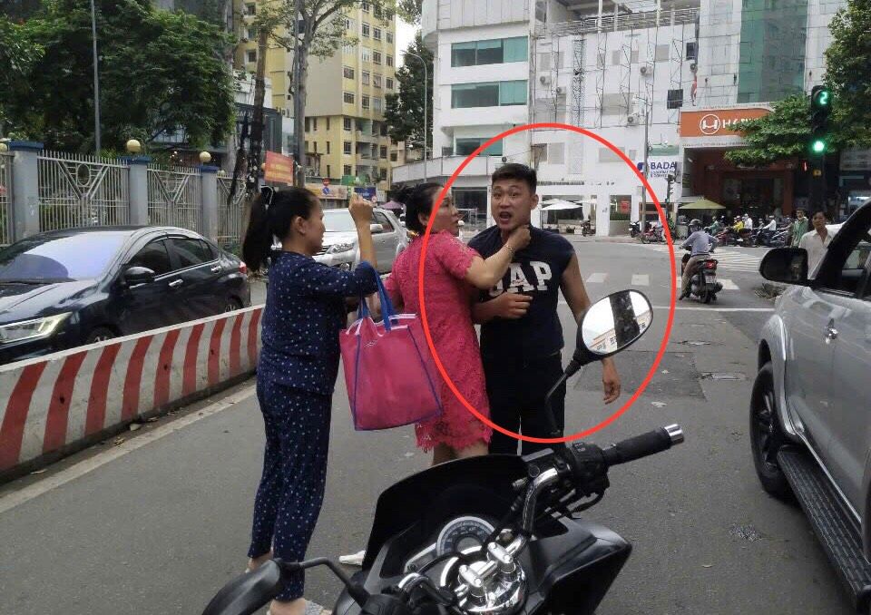 Hình ảnh tài xế lái ôtô đánh liên tục vào người đàn ông đi xe máy ở Quận 1, TPHCM. Ảnh: Đông Hoàng