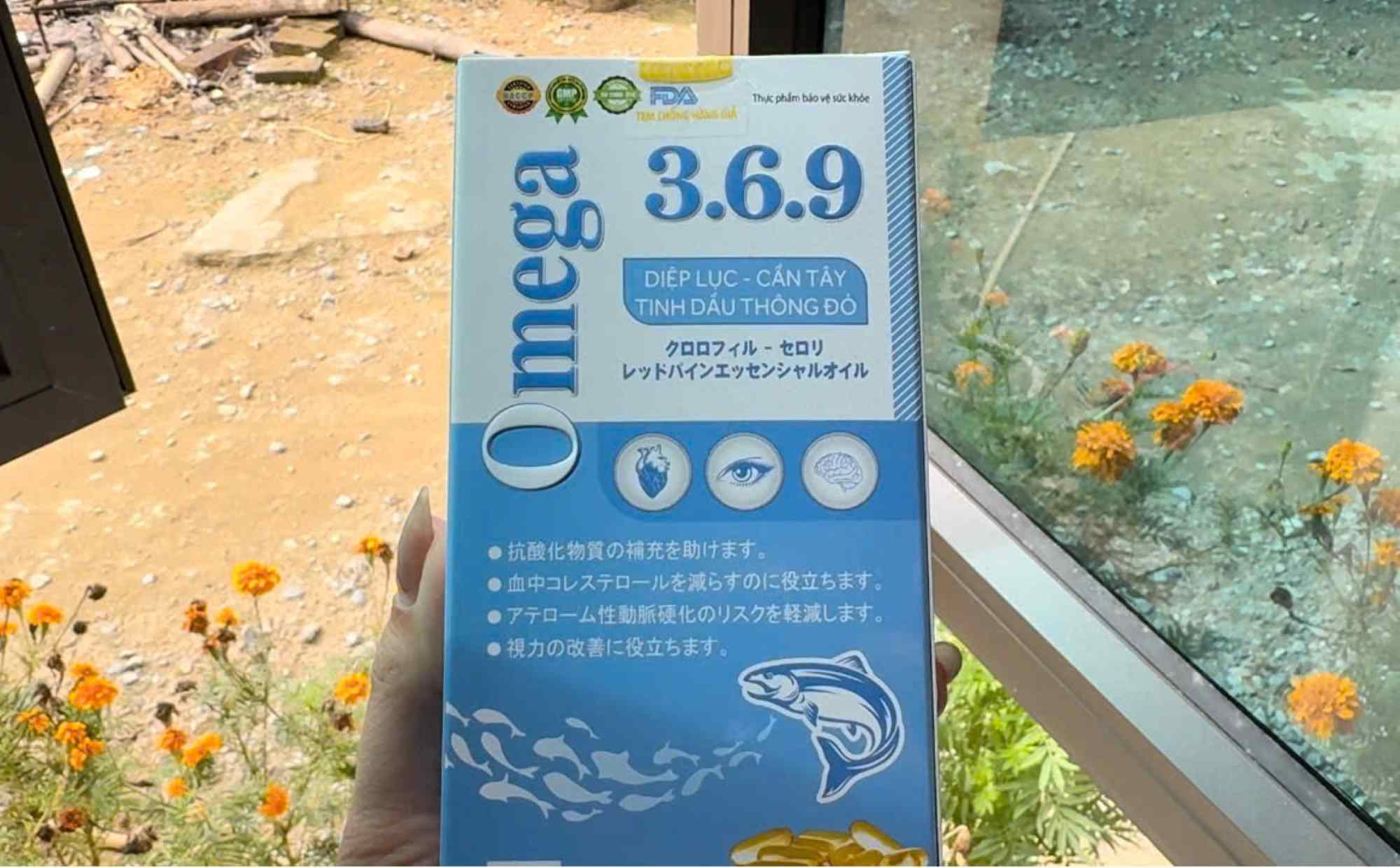 Những sản phẩm nhãn mác chữ tiếng Việt và tiếng nước ngoài lẫn lộn. Ảnh: Khánh Linh