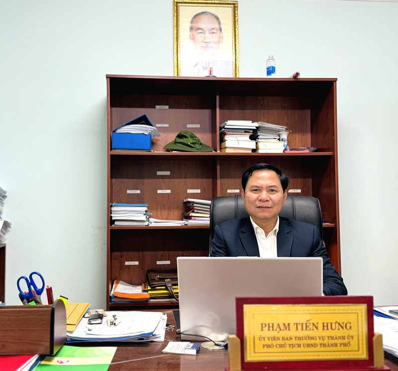 Ông Phạm Tiến Hưng - Phó Chủ tịch UBND TP.Buôn Ma Thuột chia sẻ về phương hướng triển khai công tác đào tạo nghề cho người dân trong tương lai gần. Ảnh: Bảo Trung