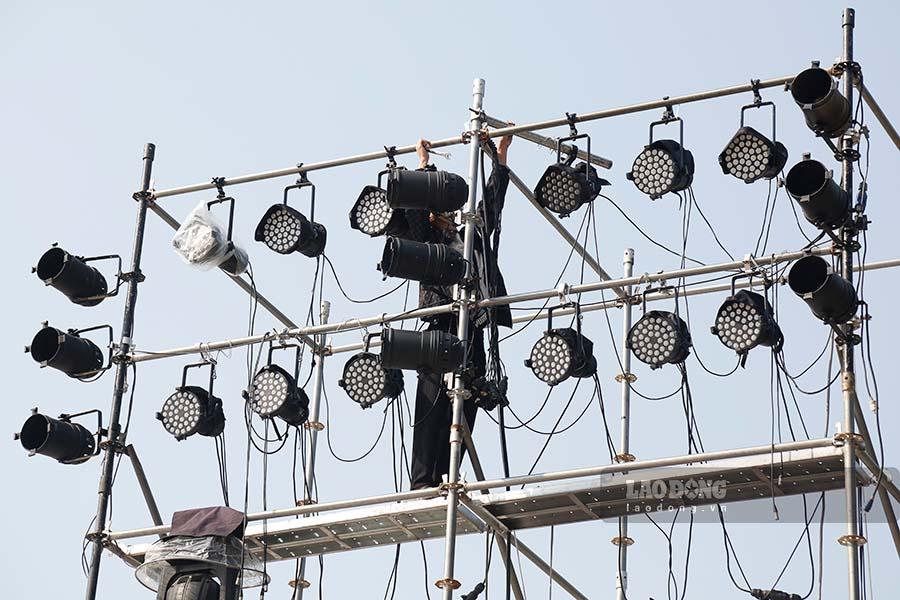 Hệ thống âm thanh, ánh sáng cũng được lắp đặt.