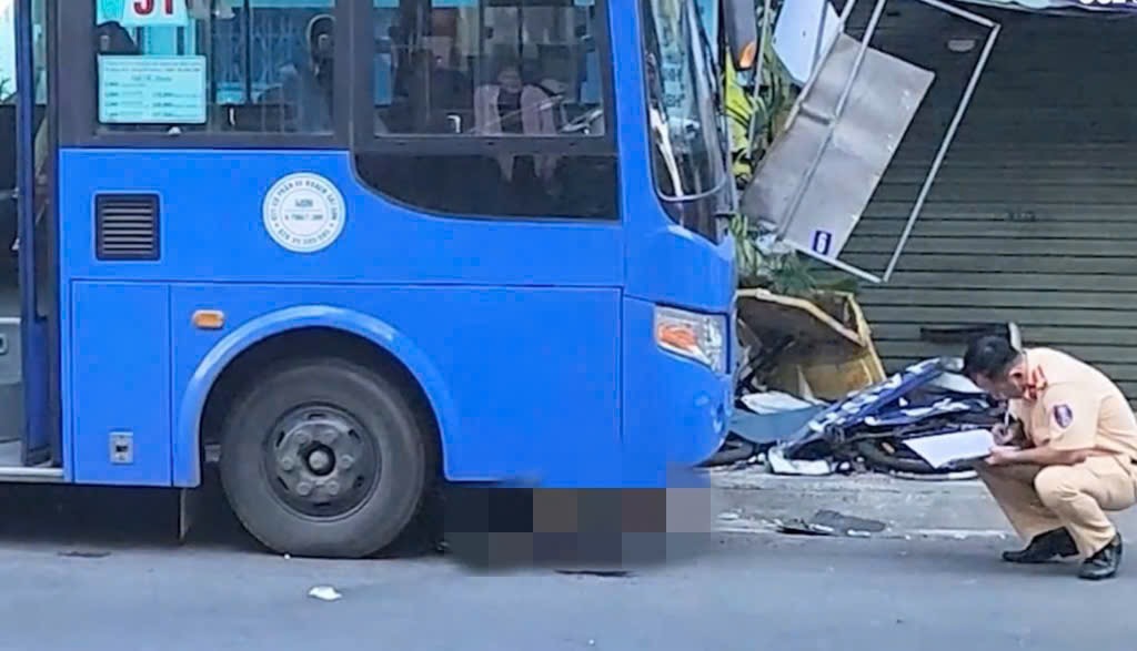 Hiện trường vụ tai nạn giữa xe buýt, xe máy và xe đạp ở quận Bình Thạnh, TPHCM. Ảnh: Đông Hoàng