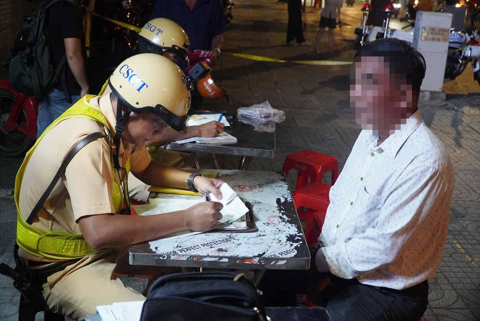 Ông D bị CSGT làm việc với CSGT. Ảnh: Nguyên Chân