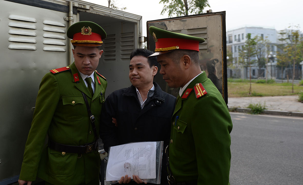 Bị cáo Trần Tùng - (46 tuổi) - cựu Phó Giám đốc Sở Ngoại vụ tỉnh Thái Nguyên - bị truy tố, xét xử các tội “Nhận hối lộ” và “Lợi dụng chức vụ, quyền hạn trong khi thi hành công vụ”. Ảnh: Quang Việt