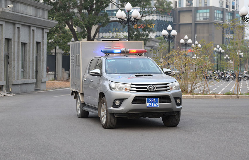 Có 3 xe chở các bị cáo trong vụ án, tới tòa án. Ảnh: Quang Việt