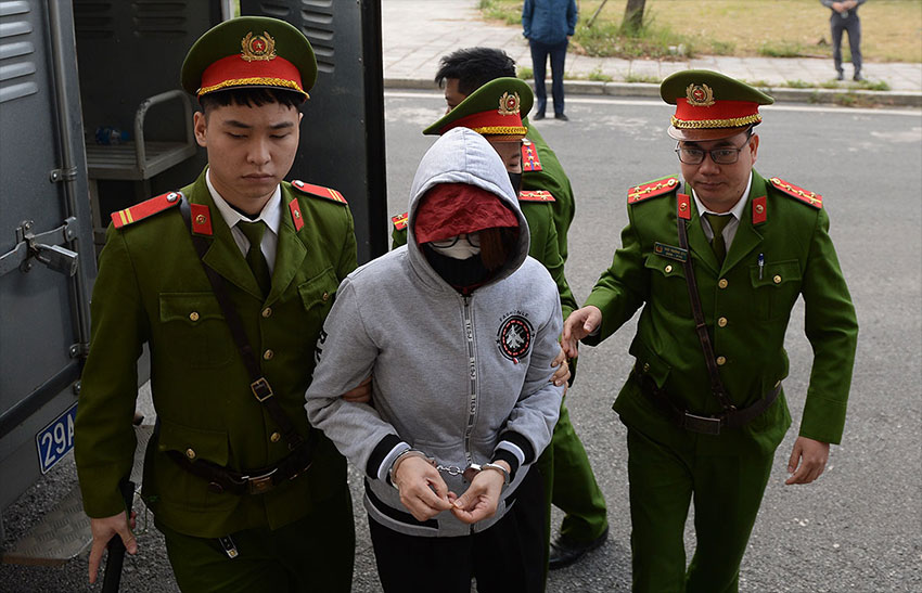 Nữ bị cáo duy nhất trong vụ án chuyến bay giải cứu bị tạm giam. Theo hồ sơ, người bị tạm giam bà Lê Thị Phượng (55 tuổi) - nguyên chuyên viên Phòng khoa giáo văn xã, Văn phòng UBND tỉnh Hải Dương. Ảnh: Quang Việt