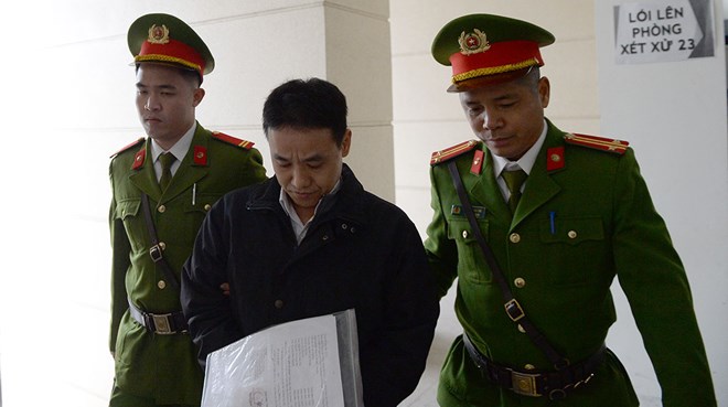 Hình ảnh bị cáo vụ chuyến bay giải cứu bị dẫn giải vào tòa