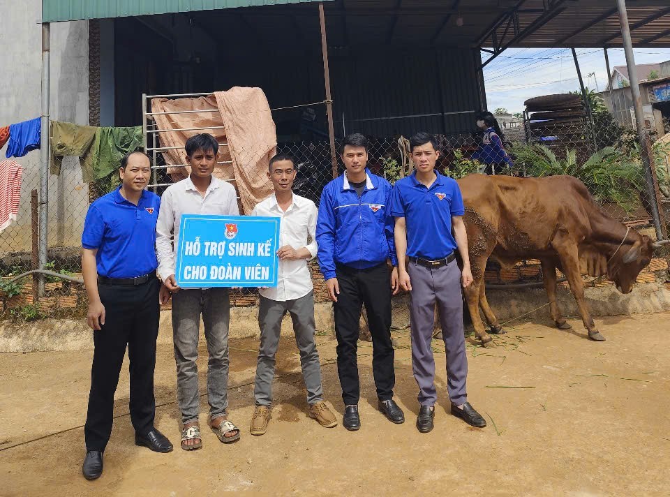 Anh Trần Văn Tân phối hợp với Đoàn Thanh niên xã trao tặng cho gia đình anh Kơ Dơng Ha Jồ (Ảnh CTV)