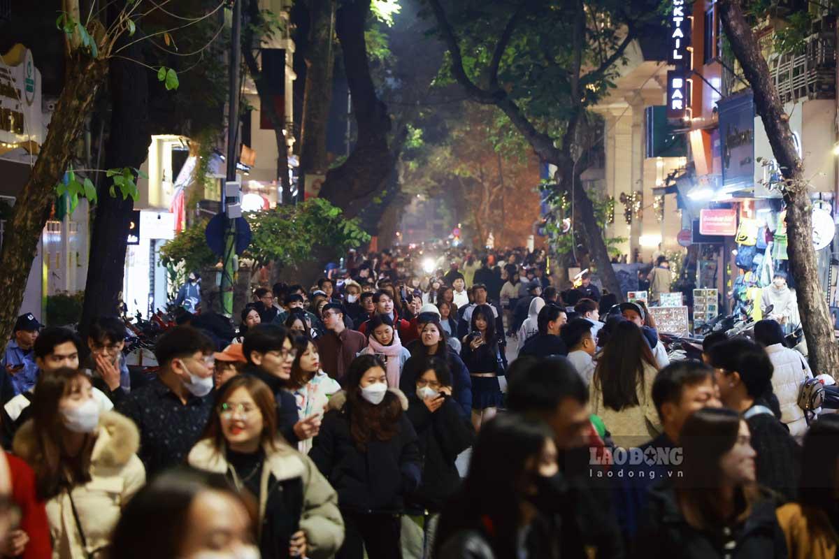 Ghi nhận trong tối 23.12, nhiều người dân Thủ đô và khách du lịch đổ về Nhà thờ Lớn đón Giáng sinh nên nhiều tuyến phố quanh Nhà thờ chật cứng người di chuyển.