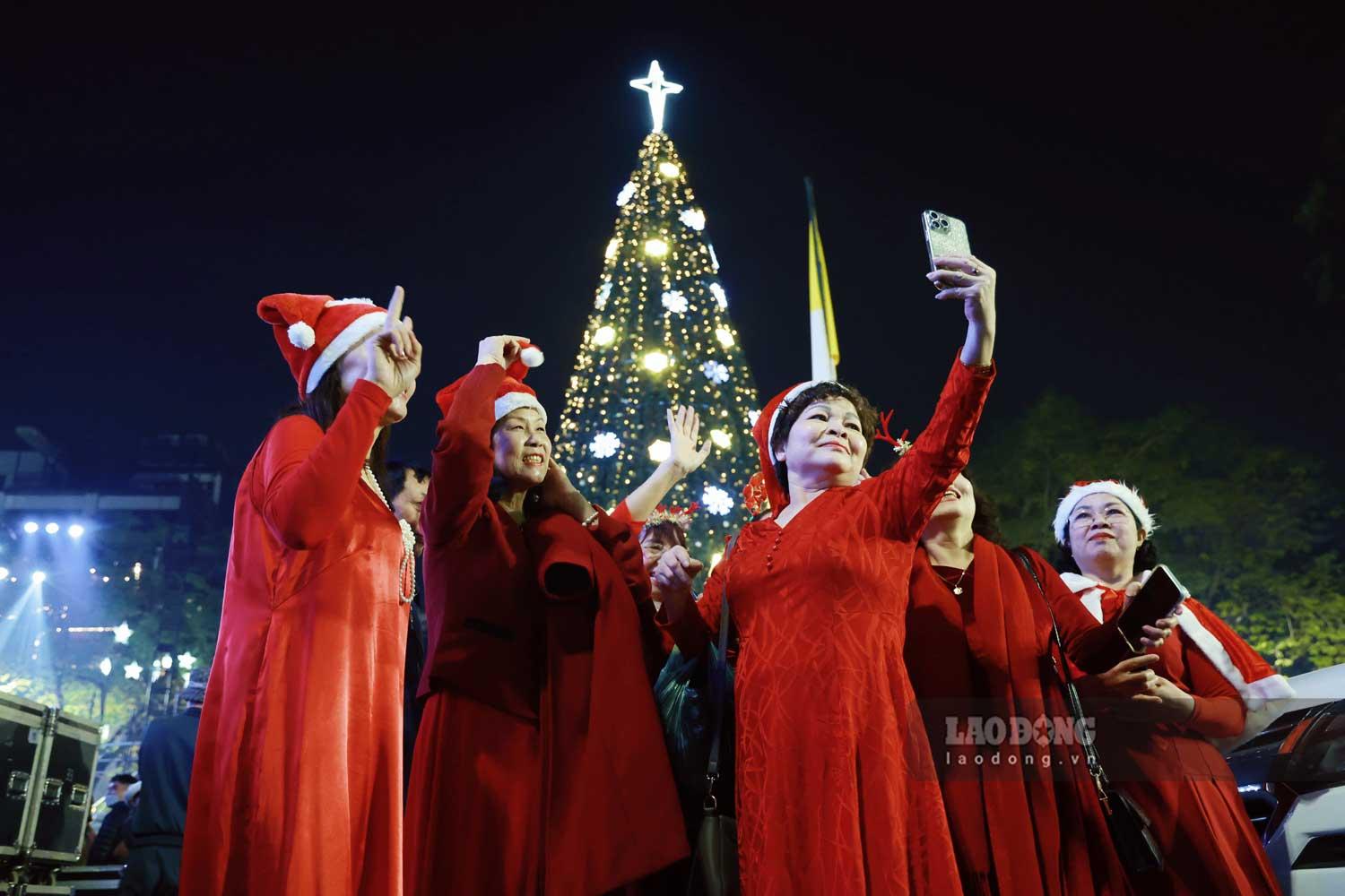 Để kỷ niệm ngày Chúa Giêsu ra đời, trước cửa Nhà thờ Lớn (Hoàn Kiếm, Hà Nội) được trang trí một cây thông Noel khổng lồ. Mỗi tối, công thông và nhà thờ được thắp sáng lung linh, thu hút hàng trăm lượt khách trong và ngoài nước tới thăm quan, chụp ảnh.