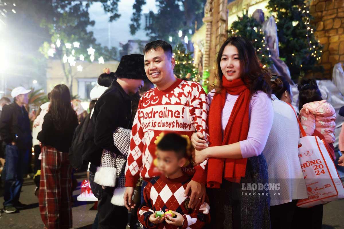 Nhiều người đã lựa chọn những gam màu đỏ đặc trưng của ngày lễ Giáng sinh để chụp ảnh, lưu giữ kỷ niệm.