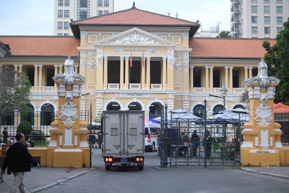 Đúng 6h30 sáng xe công vụ áp giải các bị cáo đến phiên tòa. Ảnh: Anh Tú