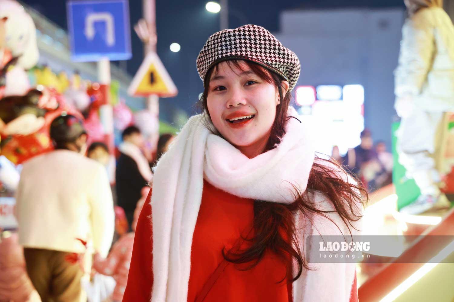 Bị thu hút bởi cây thông Noel ở trước cửa một trung tâm thương mại trên quận Đống Đa nên tranh thủ thời gian rảnh buổi tối, bạn Thị Út (Hai Bà Trưng, Hà Nội) đã cùng bạn bè tới chụp ảnh. Để cho ra bức ảnh đẹp nhất, áo len đỏ và khăn quàng trắng là 2 phụ kiện không thể thiếu đối với Thị Út.