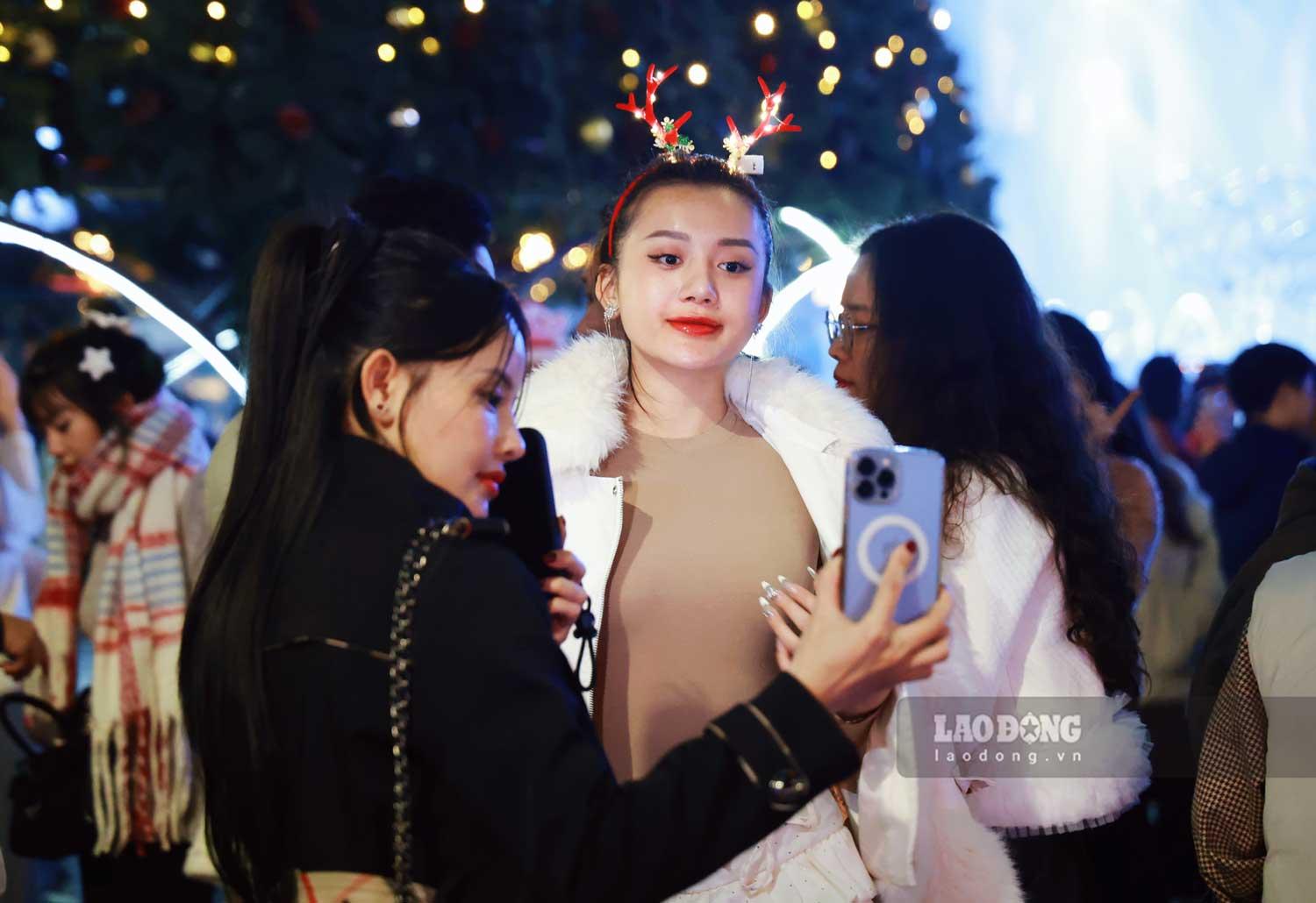 Bờm tuần lộc có gắn đèn lấp lánh là một phụ kiện được rất nhiều bạn trẻ lựa chọn khi chụp hình.