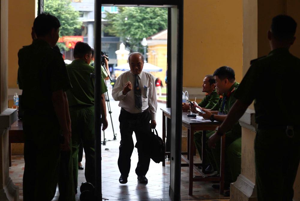 An ninh phiên tòa được thắt chặt từ ngoài vào trong. Ảnh: Anh Tú