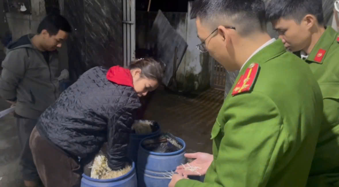 Chủ cơ sở trồng giá bằng hóa chất độc hại ở Huế chỉ bị đề nghị xử phạt hành chính, không bị khởi tố. Ảnh: Công an cung cấp.