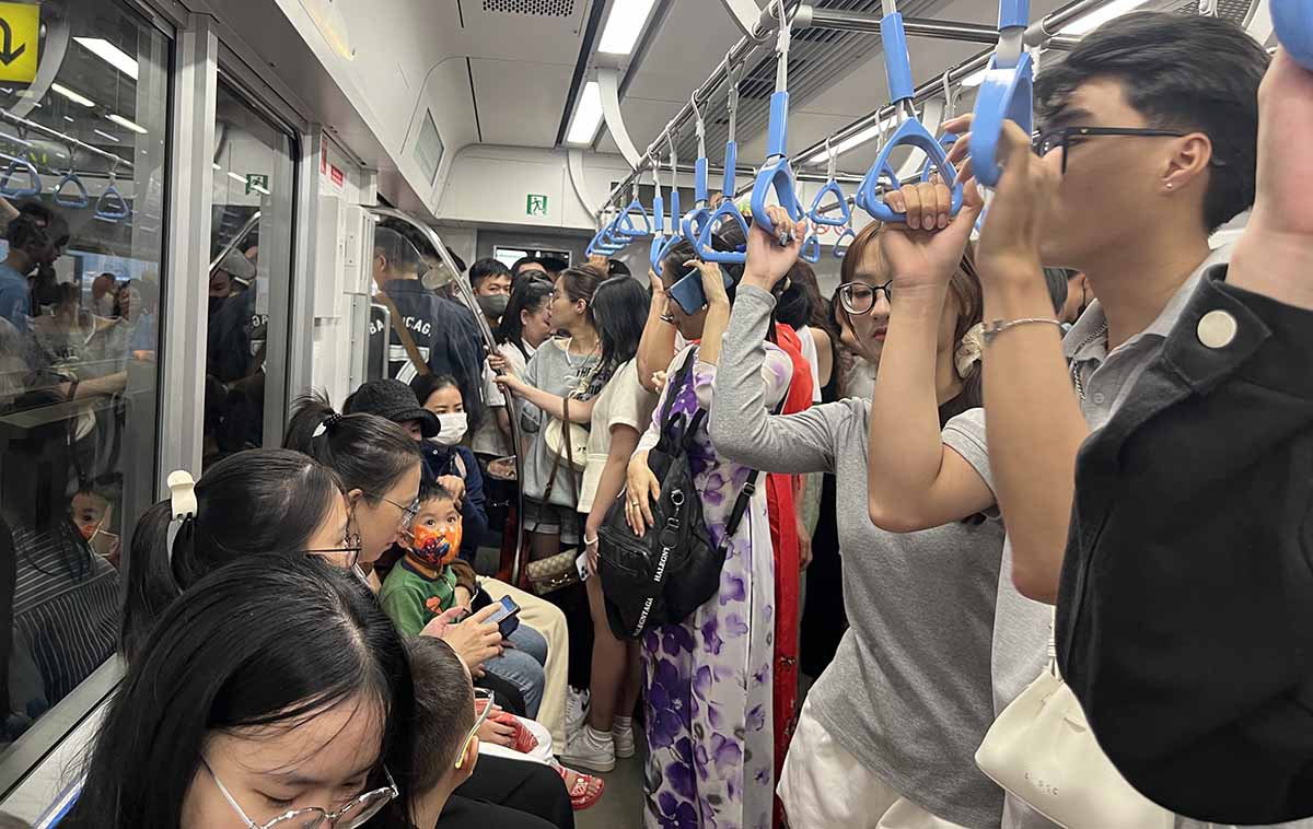 Metro đông đúc hơn vào giờ tan tầm những ngày cận Tết, người dân đi làm, về quê đón Tết sớm. Ảnh: Như Quỳnh