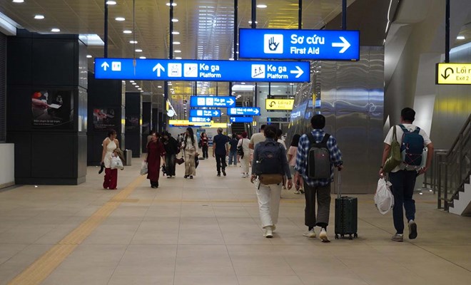 Người dân tiết kiệm 5 lần nhờ đi metro đến bến xe dịp Tết