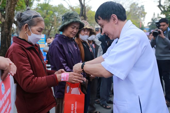 Chuyến xe yêu thương đưa hàng trăm bệnh nhân về quê ăn Tết