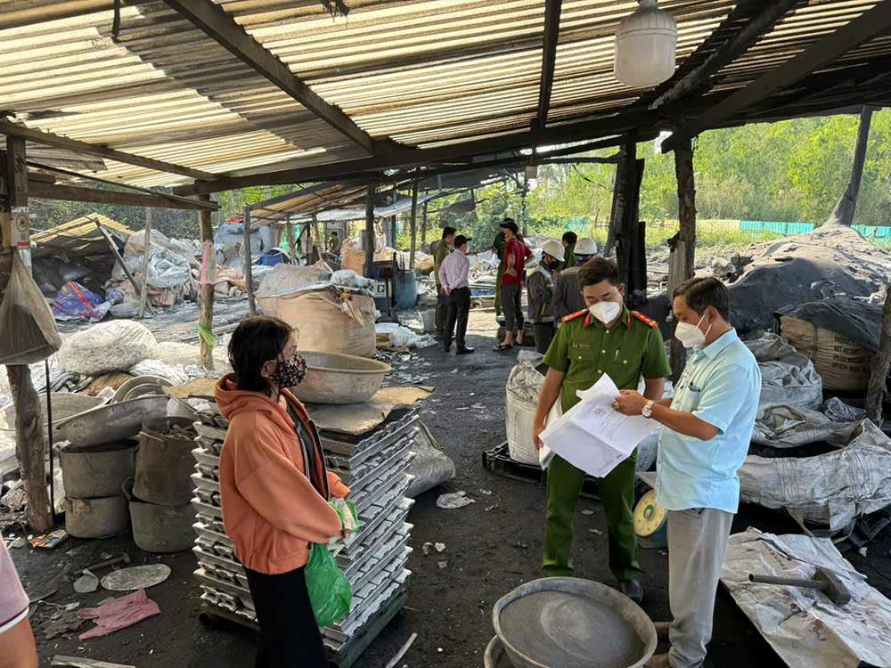 Cơ quan chức năng kiểm tra tại cơ sở nấu tái chế nhôm. Ảnh: Công an cung cấp