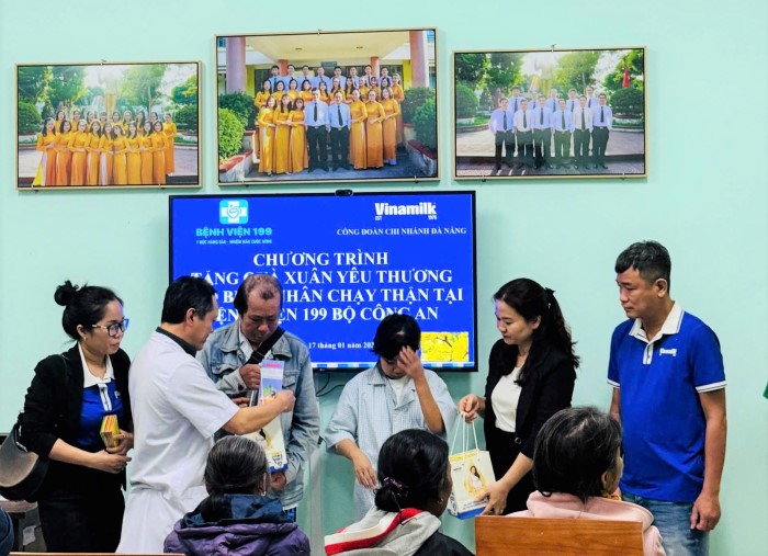 Công đoàn Bệnh viện 199 phối hợp với Công đoàn Công ty Vinamilk - Chi nhánh Đà Nẵng tặng quà cho bệnh nhân chạy thận nhân tạo nhân dịp Tết Nguyên đán Ất Tỵ 2025. Ảnh: Sông Hàn