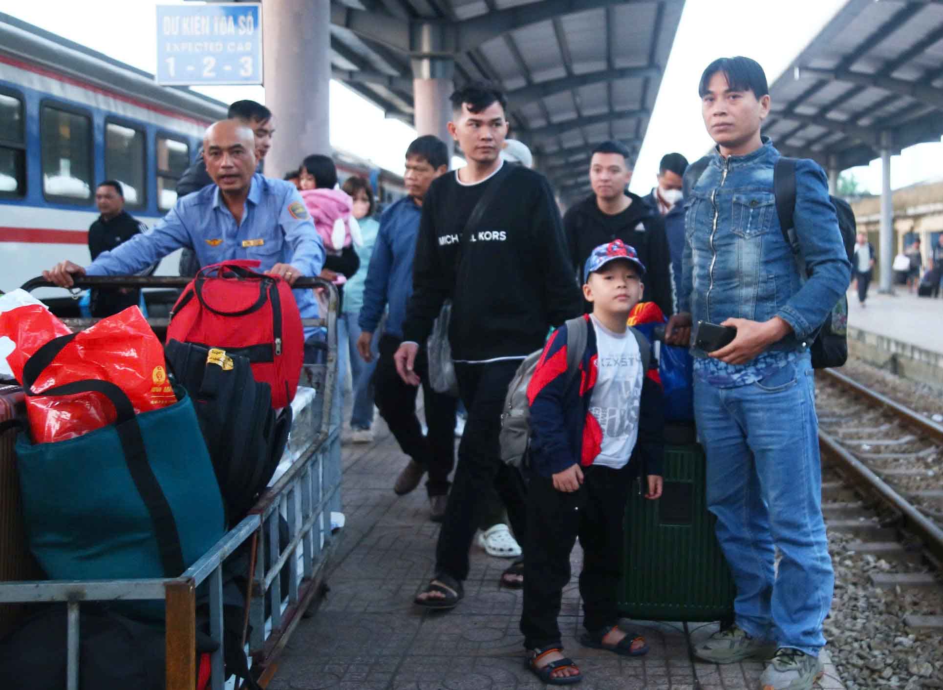 Chuyến tàu Công đoàn đã đưa bố con anh Vi Văn Đông về quê sau 7 năm xa cách. Ảnh: Quang Đại