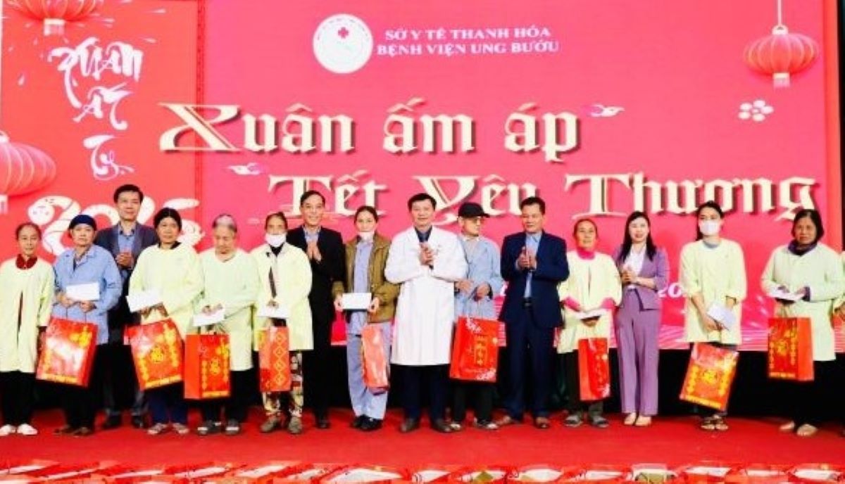 Trao quà cho các bệnh nhân Bệnh viện Ung bướu Thanh Hóa. Ảnh: Tô Hà